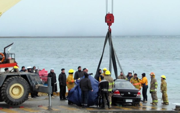 Misterio rodea muerte de funcionario municipal cuyo cuerpo fue hallado en su vehículo en el fondo del mar